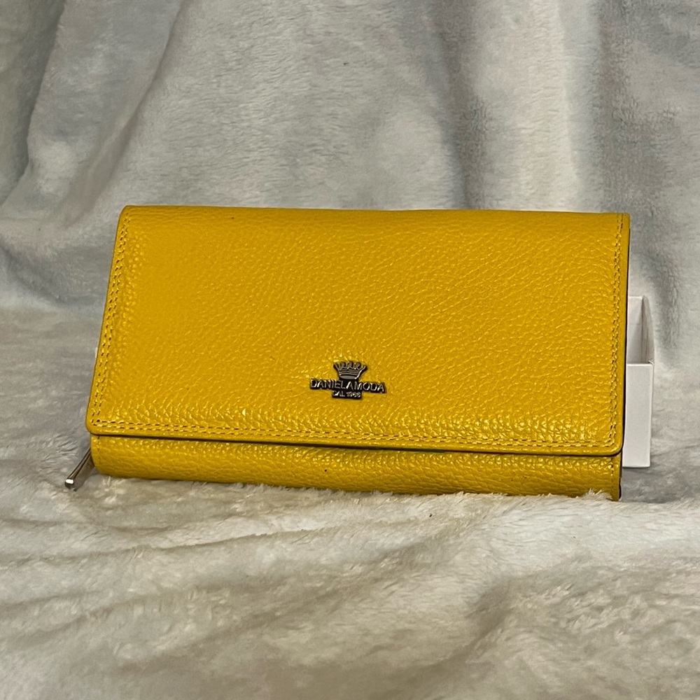 DESIGNER ITALIAN PEBBLE LEATHER
NEW IN BOX 
Yellow Leather Wallet